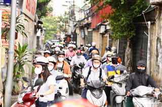 Hà Nội: Đường ngõ hơn 300 m xuống cấp, ùn tắc kéo dài