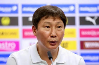 Asian Cup 2027: Huấn luyện viên Kim Sang Sik xin lỗi sau trận thua đậm Malaysia