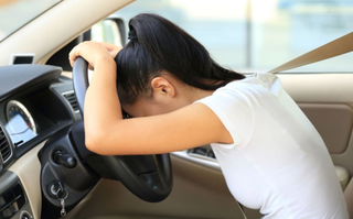 Vì sao ngủ trong ô tô bật điều hòa dễ chết người?