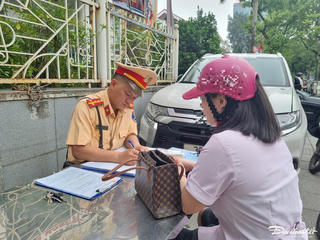 Hà Nội: Xử lý hàng loạt xe máy vượt đèn đỏ, đi ngược chiều