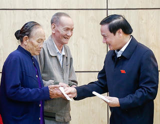 Khánh Hòa: Phó Chủ tịch Quốc hội Nguyễn Khắc Định tặng quà Tết cho các gia đình chính sách, hộ nghèo 