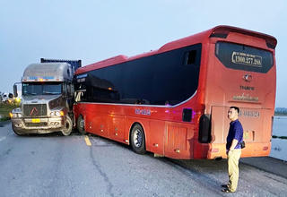 Tai nạn liên hoàn giữa 4 xe ô tô khiến nhiều phương tiện hư hỏng