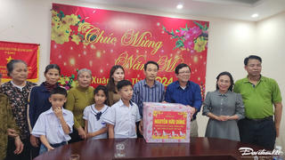 Phó Chủ tịch Nguyễn Hữu Dũng tặng quà Tết cho trẻ em và người yếu thế ở Quảng Bình