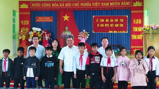 Chủ tịch MTTQ Việt Nam tỉnh tỉnh Gia Lai trao quà cho học sinh dân tộc Jrai  