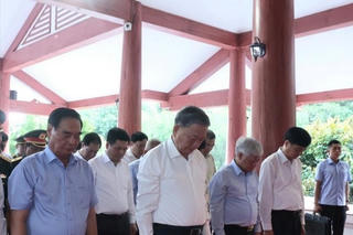 Tổng Bí thư Tô Lâm dâng hương, dâng hoa tại Khu tưởng niệm Chủ tịch Hồ Chí Minh