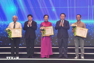 Dấn thân trên con đường không bằng phẳng