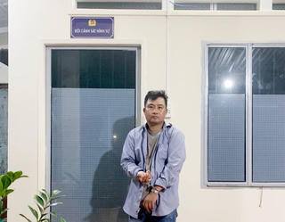 Bắt kẻ tặng bạn gái nhẫn vàng giả để lừa lấy xe máy, điện thoại