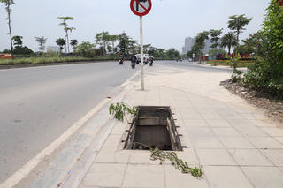 Hà Nội: Tiềm ẩn nguy cơ mất an toàn do hàng loạt hố cáp quang mất nắp