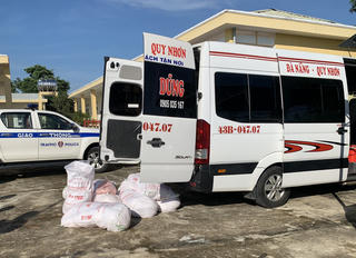 Quảng Nam: Phát hiện xe ô tô khách chở hơn 500kg mỡ động vật không rõ nguồn gốc