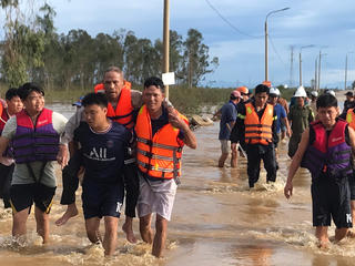 Quảng Nam: Kịp cứu sống cụ ông bị lũ cuốn trôi 