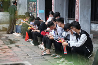 Hàng ngàn sĩ tử dâng sớ cầu may trước kỳ thi tốt nghiệp THPT 2023