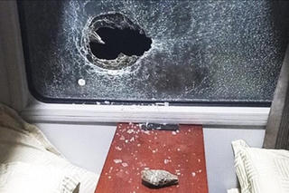 Cần xử nghiêm hành vi ném đá lên tàu