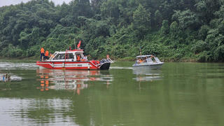 Toàn cảnh công tác tìm kiếm 2 người trên xe rác rơi xuống sông