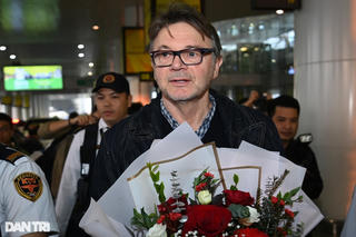 HLV Philippie Troussier đã đến Việt Nam trong sáng nay