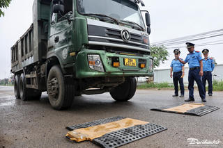 Hà Nội: Tài xế xe quá tải chây ỳ, tìm nhiều cách tránh né xử phạt