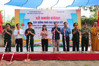 Trao mái ấm Đại đoàn kết cho người nghèo bản Pá Đông