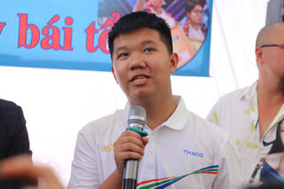 Clip: Quán quân Olympia Lê Xuân Mạnh nói gì khi thấy làng xóm dựng rạp, chờ đón mình?