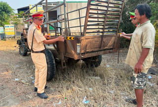 Đắk Nông: Dán decal phản quang cho xe máy kéo nhỏ, hạn chế tai nạn giao thông
