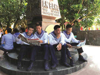 Báo giấy đến với chiến sĩ đảo Trường Sa