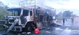 Quảng Nam: Xe tải chở hàng hóa bốc cháy trên quốc lộ 1A