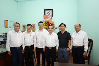 Chủ tịch UBND TP Cần Thơ thăm, chúc mừng VP thường trú Báo Đại Đoàn Kết 