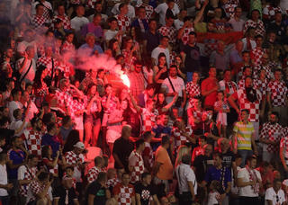 CĐV Croatia đốt pháo sáng ăn mừng bàn gỡ hòa trước ĐT Pháp