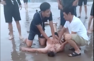 4 du khách đuối nước may mắn được 2 ngư dân cứu sống