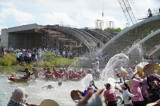 Rộn ràng lễ hội đua, bơi thuyền trên sông Kiến Giang mừng Tết Độc lập