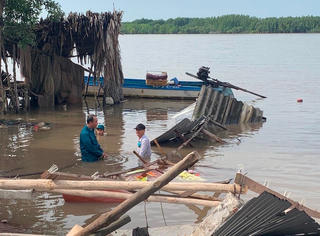 Cà Mau: 4 nhà dân bị ‘hà bá’ kéo tuột xuống sông