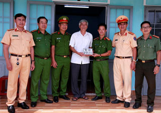 Quảng Nam: Người dân phấn khởi khi đăng ký cấp biển số xe ở xã, huyện