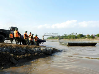Hạ thủy đốt khơi chuẩn bị ghép cầu phao qua sông Hồng sau sự cố sập cầu Phong Châu