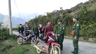 Lào Cai: Bắt đối tượng tổ chức cho người chui túi nilon vượt biên trái phép