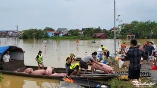 Bắc Giang: Nước sông Cầu tràn bờ đê, 2 thôn bị cô lập hoàn toàn