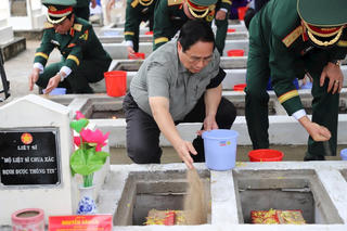 Thủ tướng Chính phủ dự lễ truy điệu và an táng hài cốt liệt sĩ tại An Giang