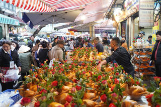 Ngày 29 Tết, người dân chi hơn nửa triệu đồng mua gà ngậm hoa hồng ở 'chợ nhà giàu'