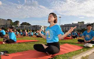 [Ảnh] Quảng Ninh: Gần 3.000 người đồng diễn Yoga tại Ngày Quốc tế Yoga lần thứ 8