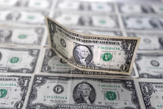 Ngày 25/4: Đồng USD sụt giảm, tỷ giá trung tâm tăng nhẹ