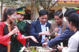 Phó Bí thư Thường trực Quảng Nam thăm, tặng quà Tết ở các xã biên giới