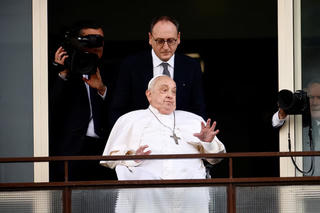 Giáo hoàng Francis trở lại Vatican sau 5 tuần nằm viện