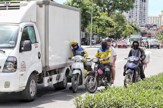 Người dân Hà Nội chống chọi nắng nóng hơn 40 độ C