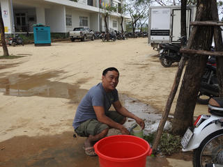 Đà Nẵng: Sau trận lụt, người dân phải hứng nước tưới cây dùng cho sinh hoạt