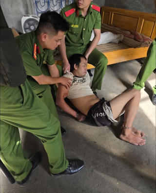 Phú Thọ: Kịp thời giải cứu cháu bé bị kẻ tâm thần dùng dao khống chế
