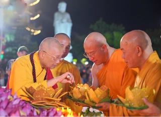 Quảng Bình: Rước xe hoa kính mừng Phật đản xung quanh TP Đồng Hới