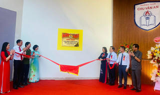 Hà Nội: Gắn biển công trình Trường THCS Chu Văn An chào mừng ngày Giải phóng Thủ đô