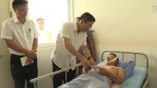 Lãnh đạo tỉnh Quảng Nam thăm công nhân đang điều trị ở bệnh viện