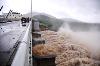 Khi thủy điện bất ngờ xả lũ