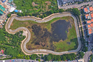 Hà Nội: Cận cảnh hồ điều hoà Trung Văn cạn trơ đáy, cỏ mọc um tùm