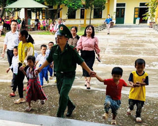 ‘Chú bộ đội’ đến tận nhà đón học sinh đi khai giảng năm học mới