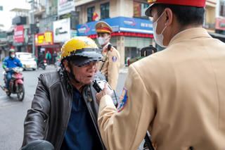 Cận Tết, nhiều người chủ quan cả nể uống vài ly rượu bị xử phạt nồng độ cồn