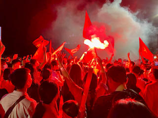 [ẢNH] Người hâm mộ đất Mỏ tràn ra đường mừng U23 Việt Nam vô địch